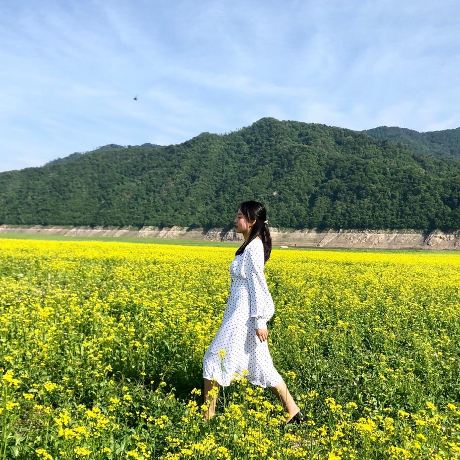 四姑娘在看海