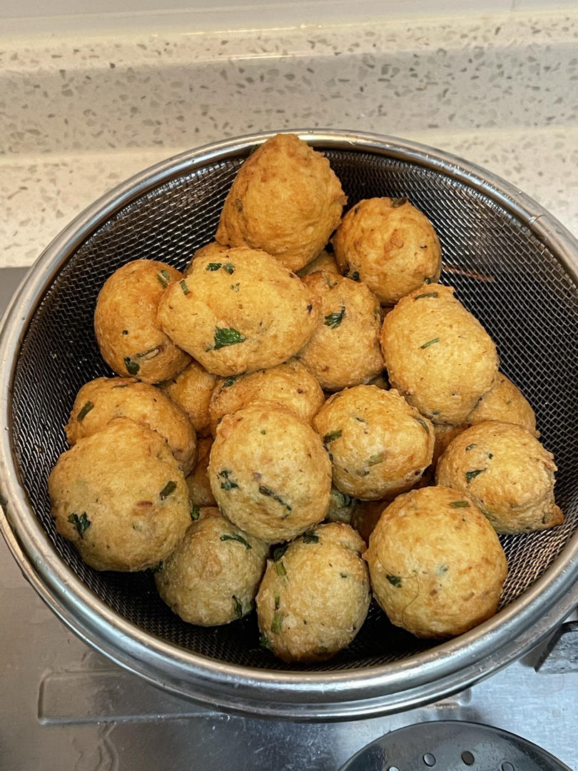 现炸萝卜豆腐丸子，一口脆香馋出口水~