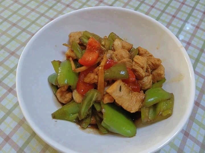 青椒炒鸡肉(简单操作)