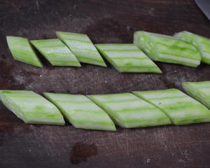 黄瓜炒肉片-口感滑嫩的日常炒菜的做法 步骤1