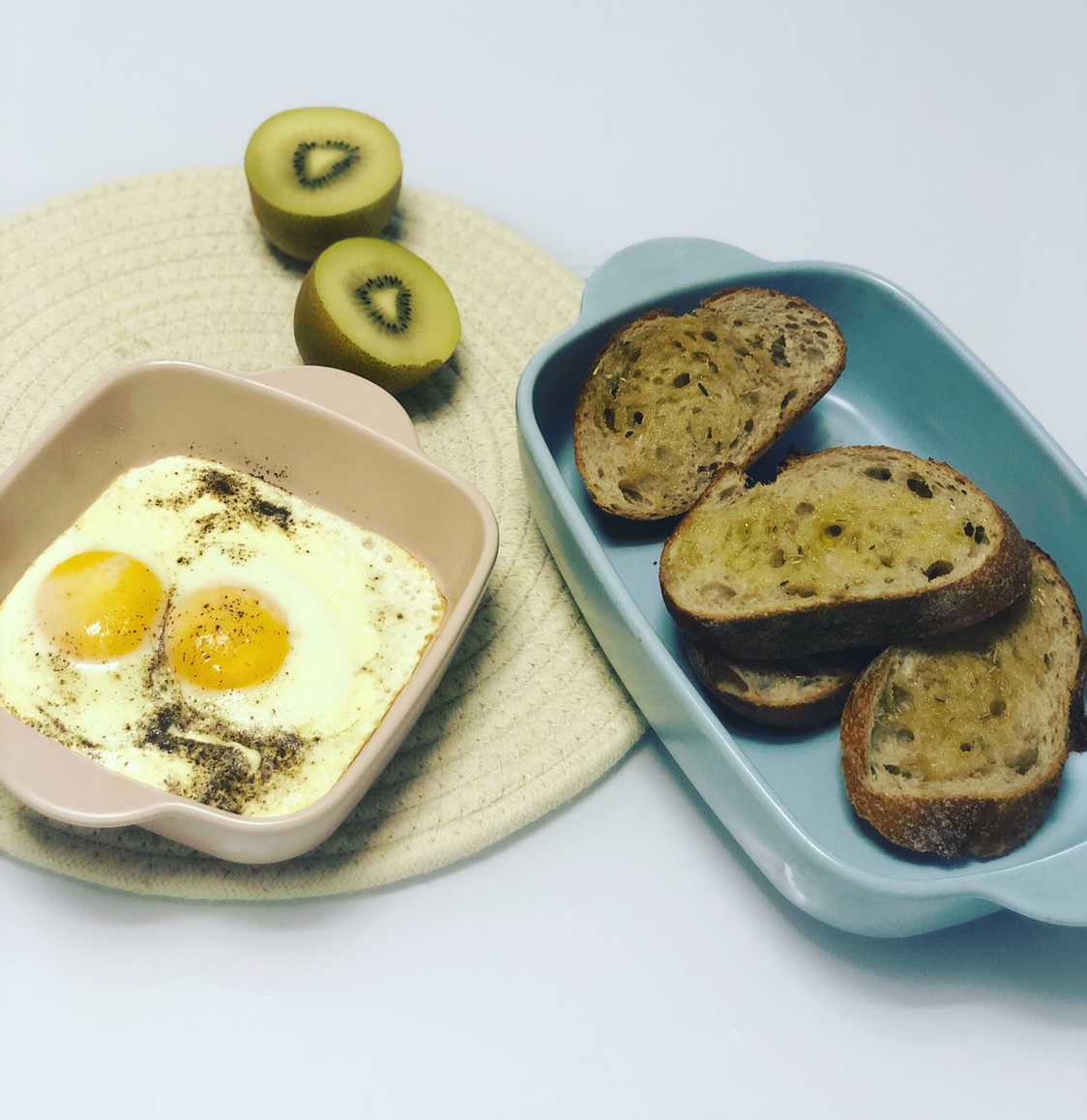 烤蛋佐迷迭香烤面包(Baked Eggs&Rosemary Bread)
