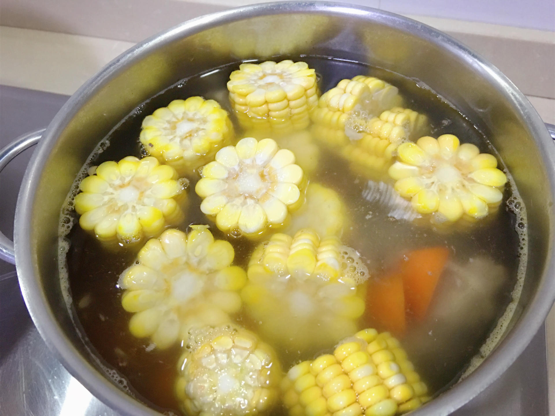 甜玉米胡萝卜牛脊骨汤的做法
