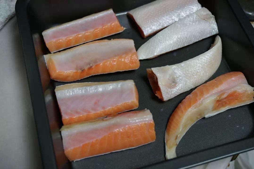 盐烤三文鱼鱼肚子的做法 步骤1