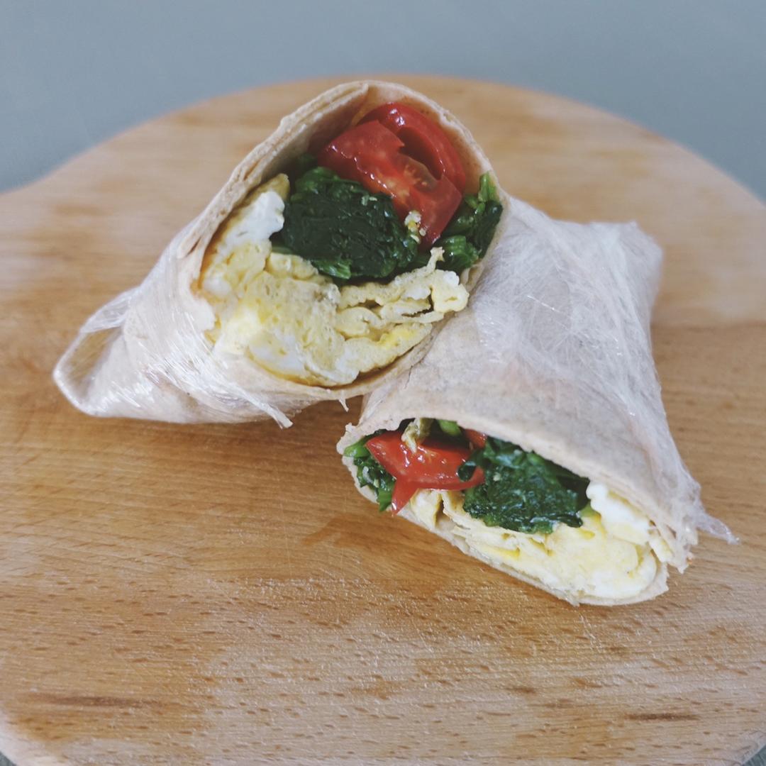 早餐:菠菜芝士鸡蛋全麦卷525kcal