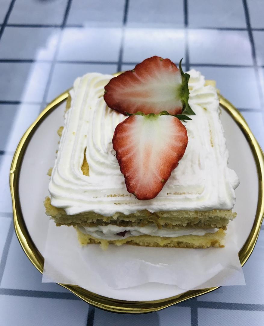 不会卷蛋糕卷？这款草莓奶油切片蛋糕，易上手