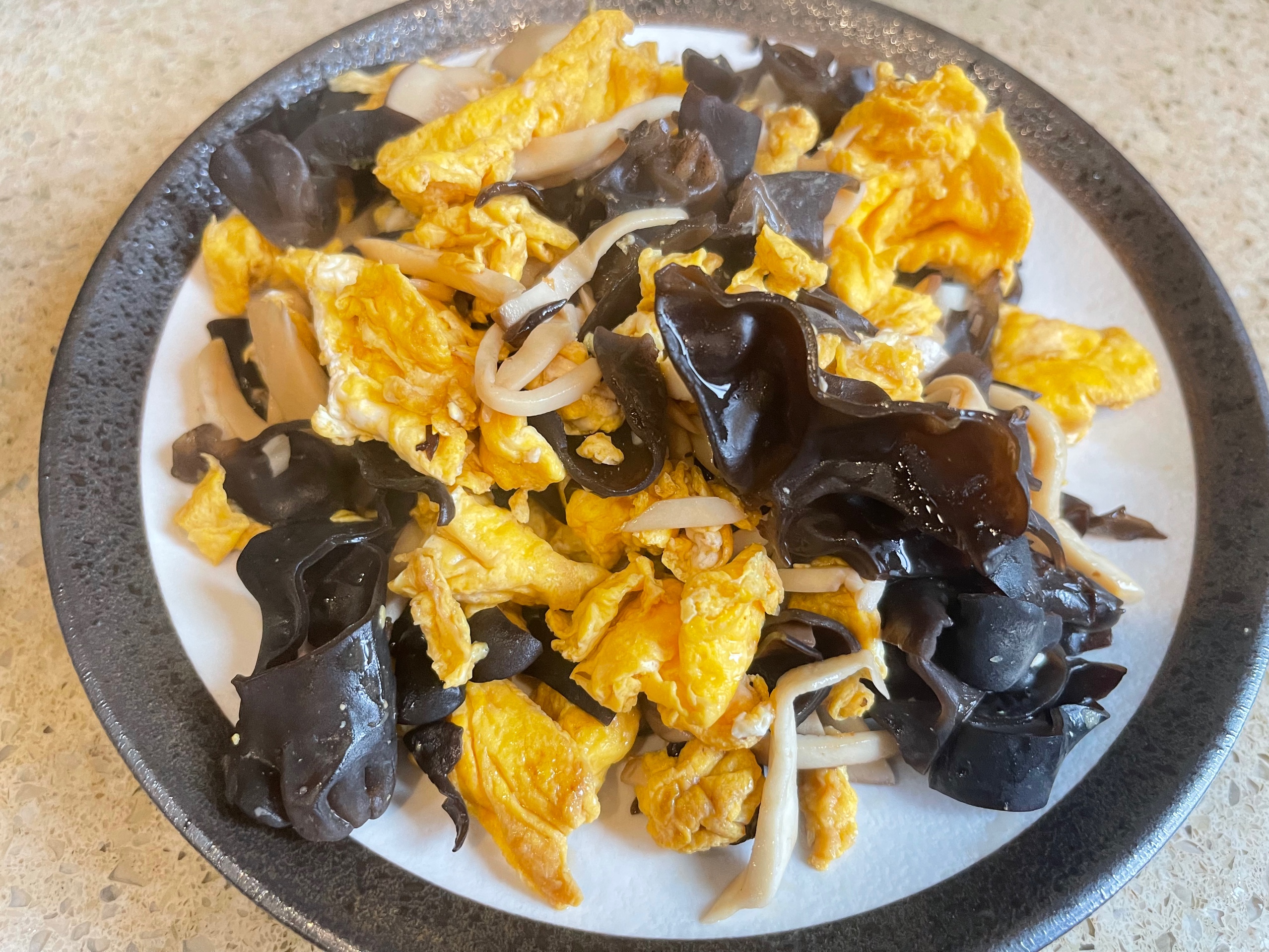 杏鲍菇黑木耳炒鸡蛋的做法