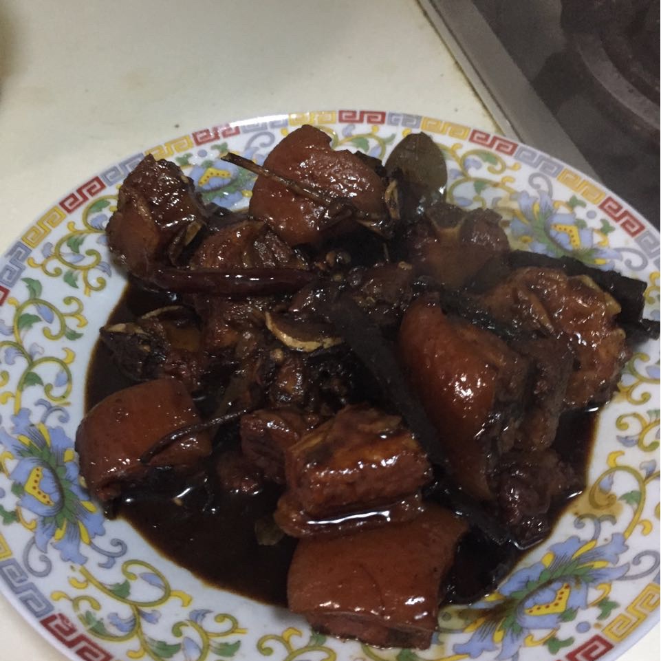 吃着碗里望着锅里的红烧肉
