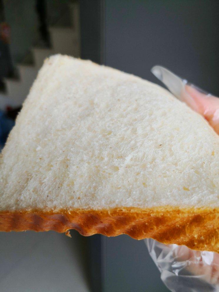 柔软的蜂蜜牛乳全麦吐司