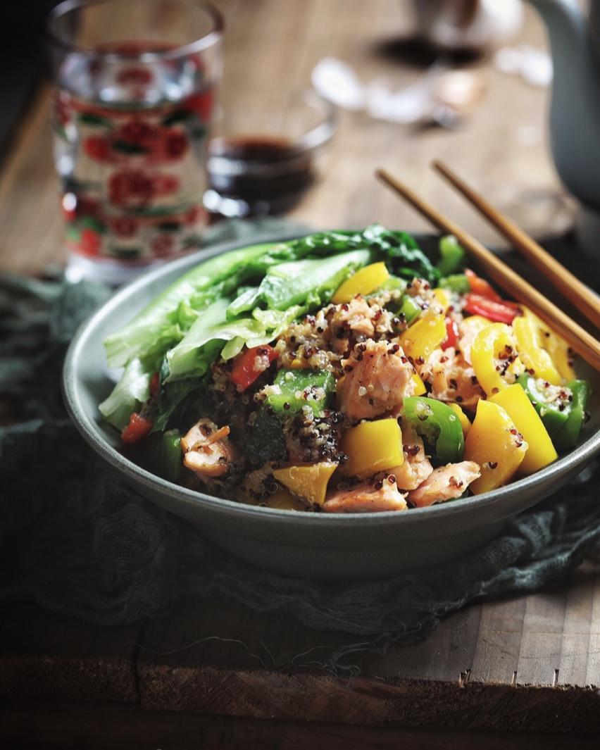 三文鱼彩椒炒黎麦饭