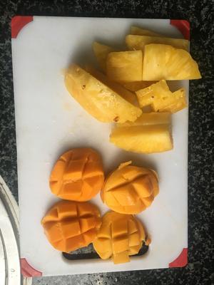 菠萝芒果汁的做法 步骤1