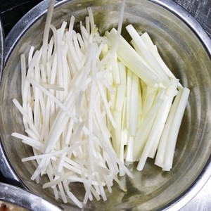 银牙鸡丝的做法步骤图 银牙鸡丝怎么做好吃 Beams 下厨房 银牙鸡丝的做法步骤图 银牙鸡丝怎么做好吃 Beams 下厨房