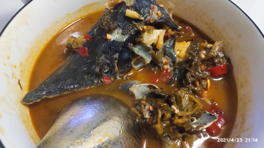 厨师长教你：“红烧鲟鱼”的家常做法，鱼骨头爽脆而且很有嚼劲