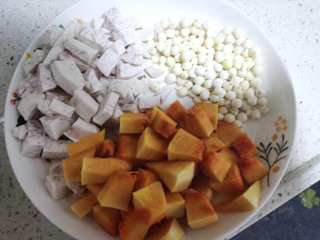 香芋南瓜牛奶芡实煲的做法