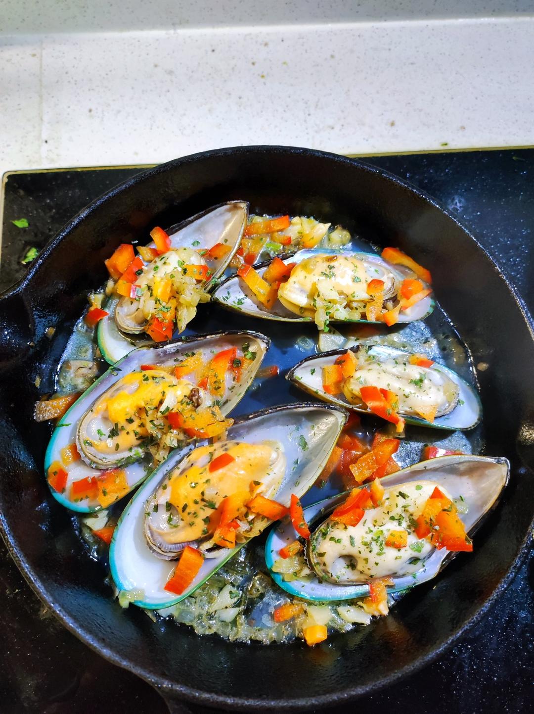 新西兰青口贝mussel（最原始最鲜美的做法）超级简单/人人都可以成为别人羡慕的大厨，超详细步骤图，铸铁锅