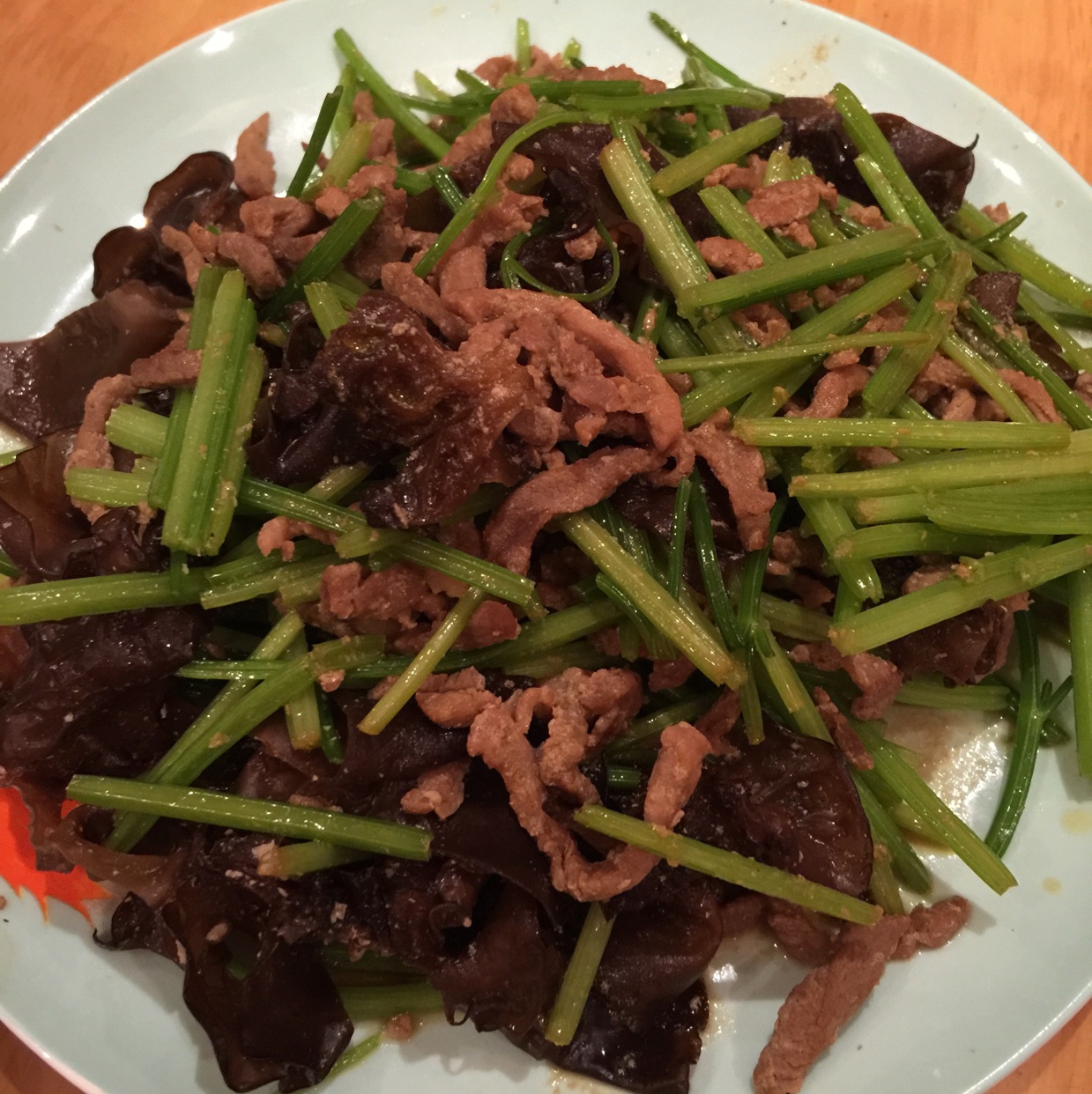 温温飞呀飞做的芹菜木耳炒肉丝