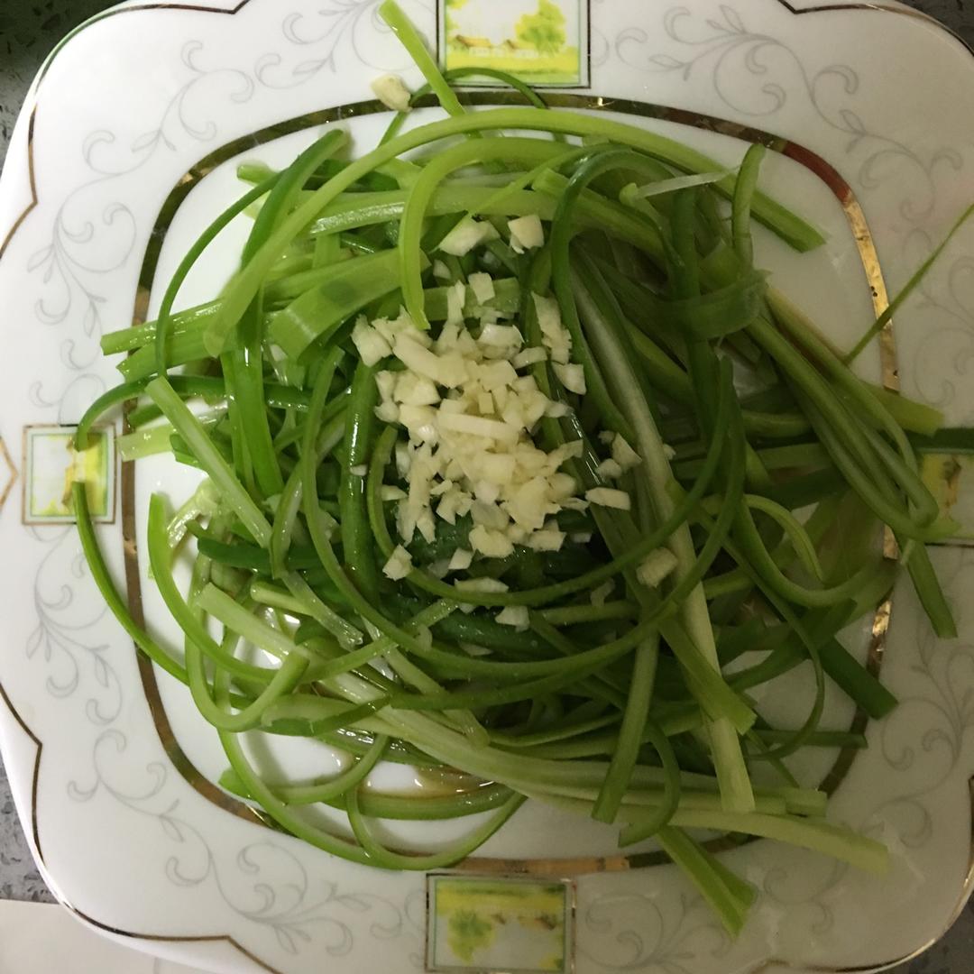 手撕蒜薹