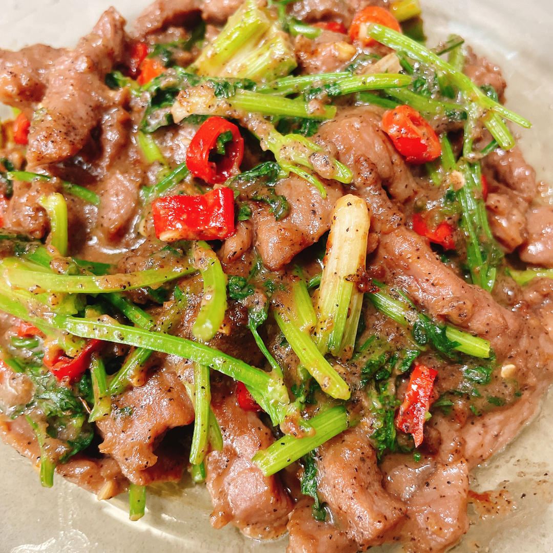 香菜炒牛肉，香辣下饭，爱吃香菜的朋友看过来，拌饭绝了