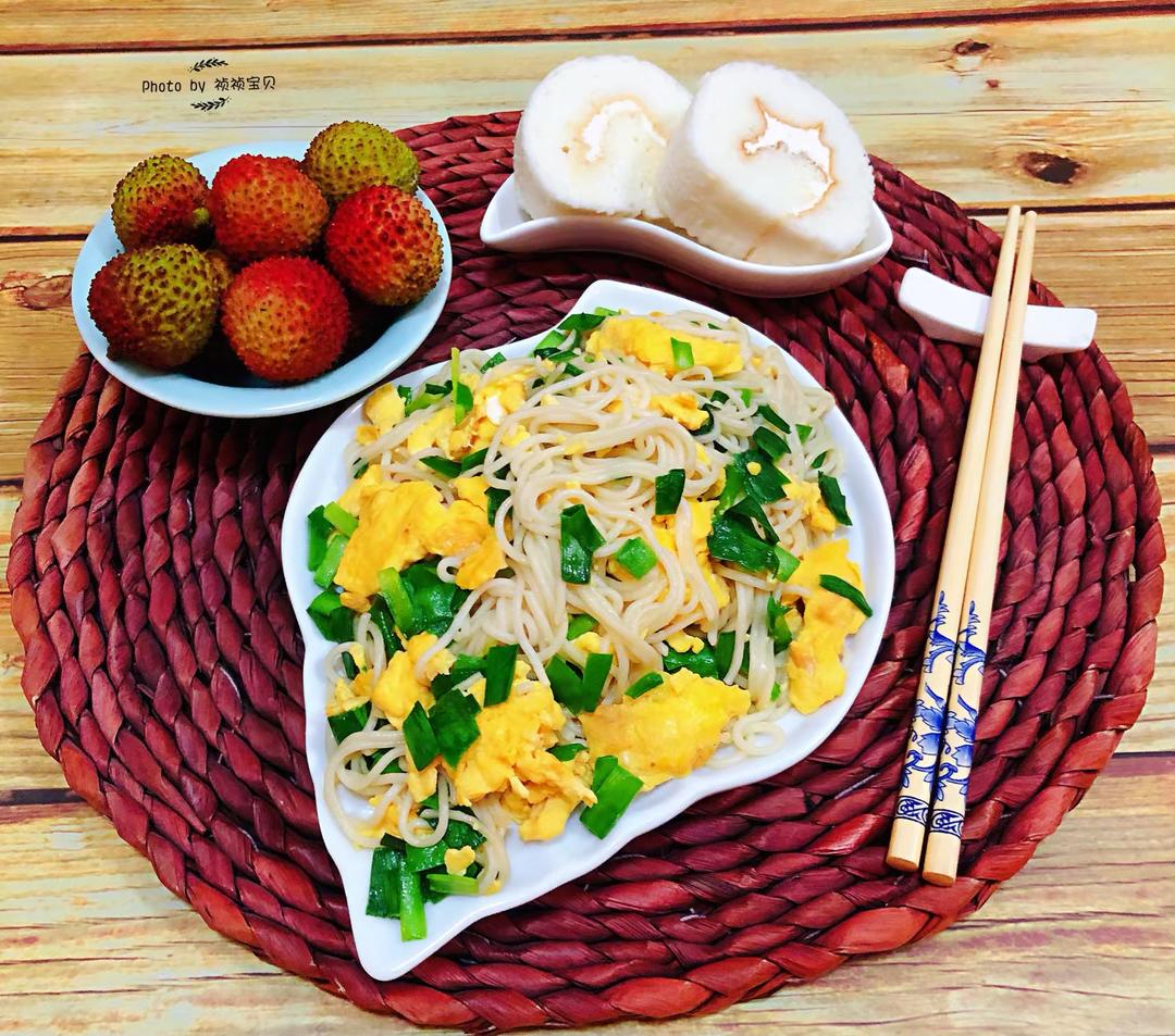 韭菜鸡蛋炒面的做法