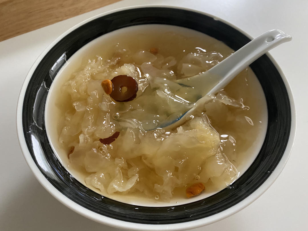 吐泡泡的金鱼姬做的雪莲子银耳糖水