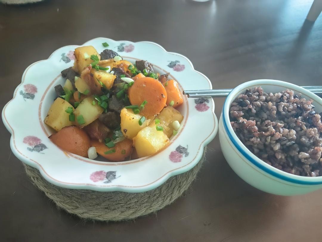 黑胡椒牛肉丸子炒土豆胡萝卜，一道菜解决一顿饭