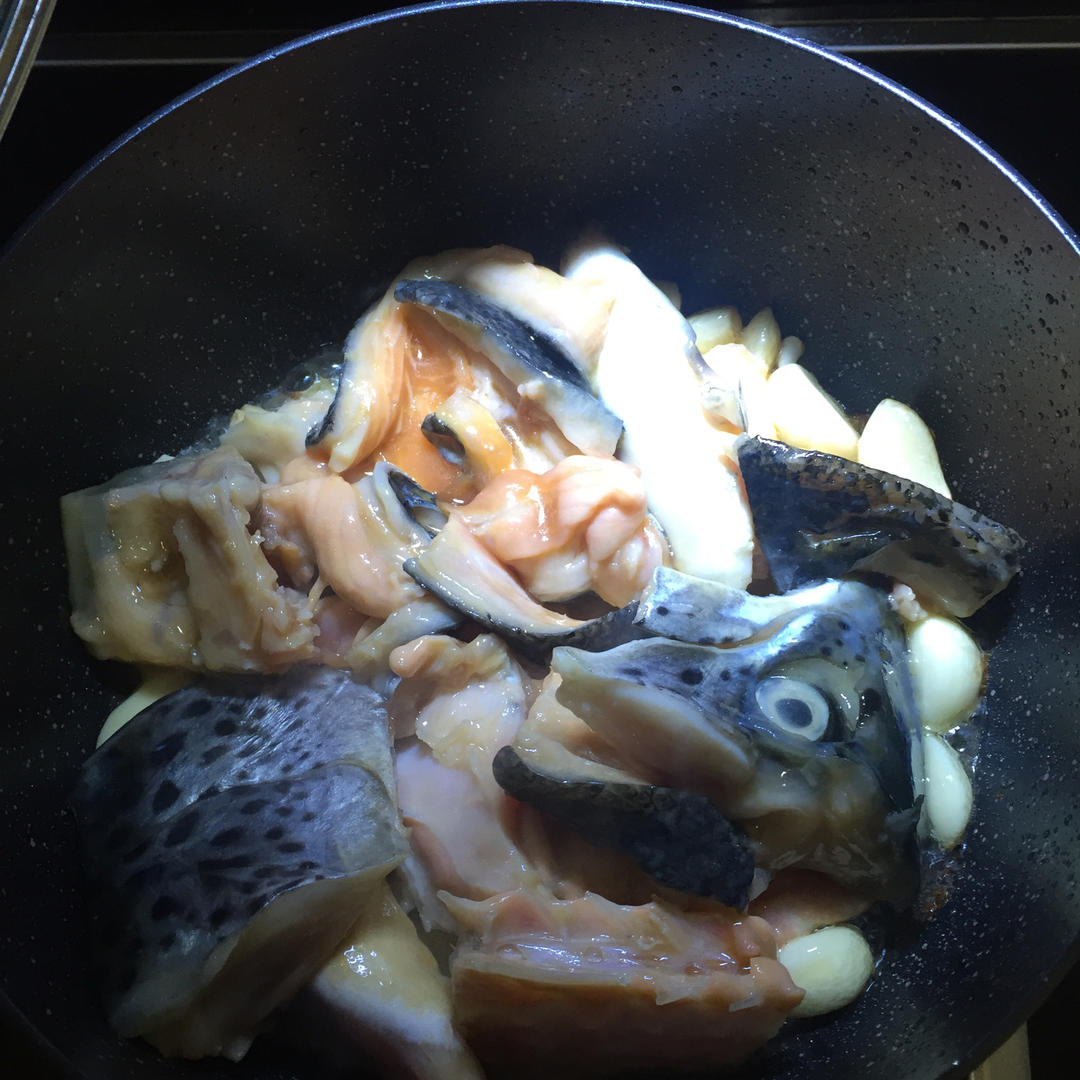 中餐厅里张亮的砂锅三文鱼煲