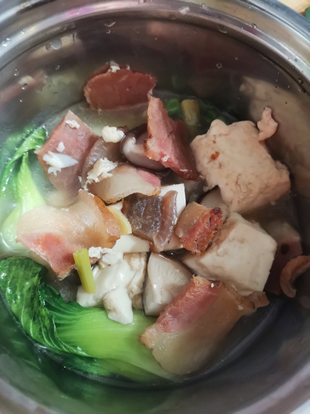 鲜香菇腊肉炖豆腐