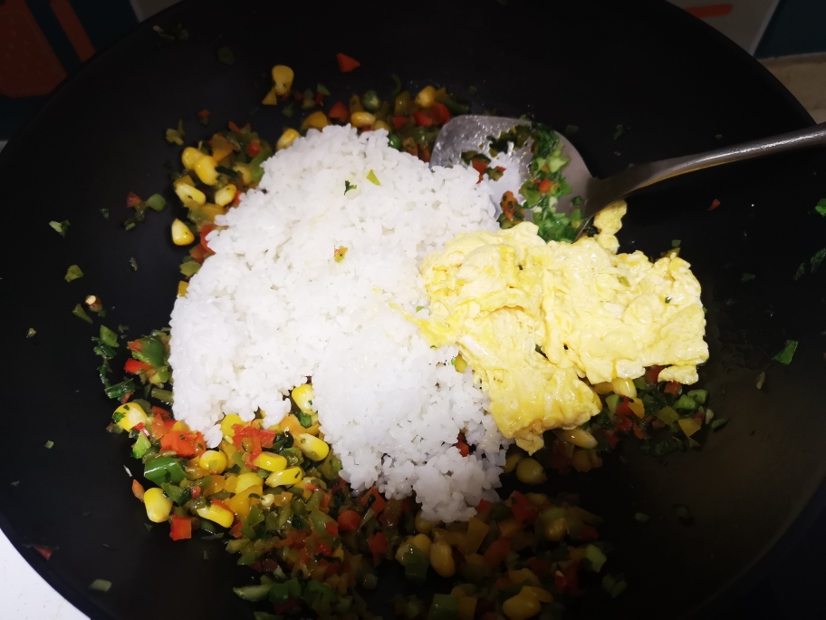 健康美味的素什锦蛋炒饭的做法 步骤3