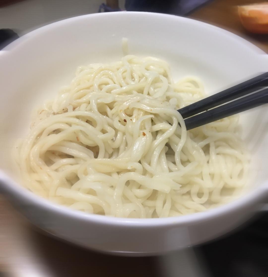 91用料鲜面条100克太太乐鲜鸡汁适量勺太太乐芝麻香油适量大蒜1瓣