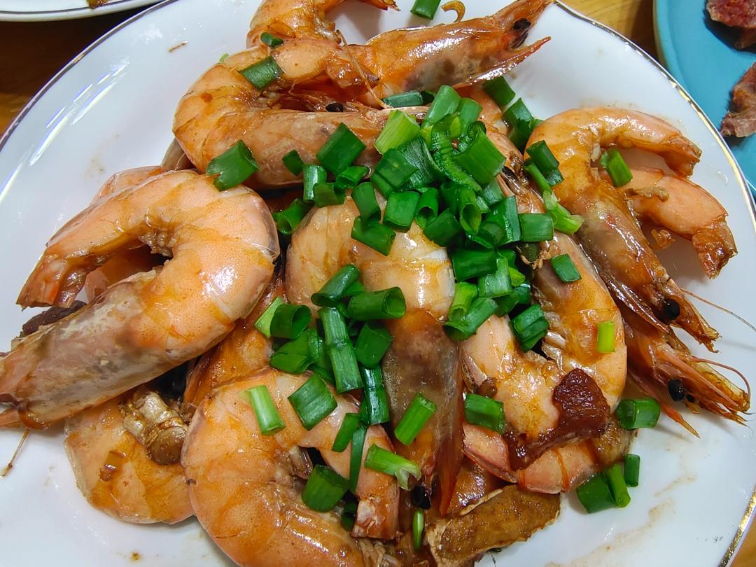 【葱油元宝虾】一翻一炒酥脆鲜香，吃起来比油爆虾还过瘾