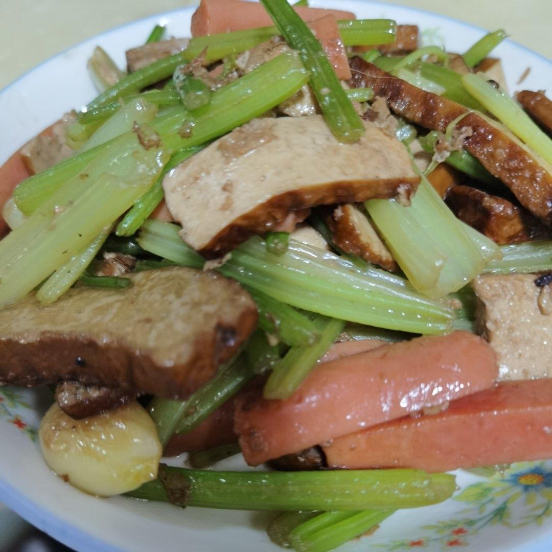 让何老师好吃到哭的同款芹菜炒香干，真的超美味