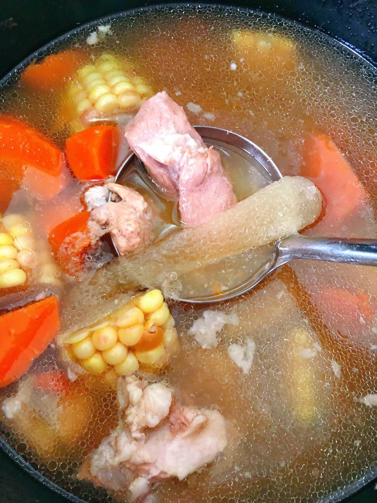 快手养生汤煲：香菇姬松茸干贝排骨汤的做法 步骤4