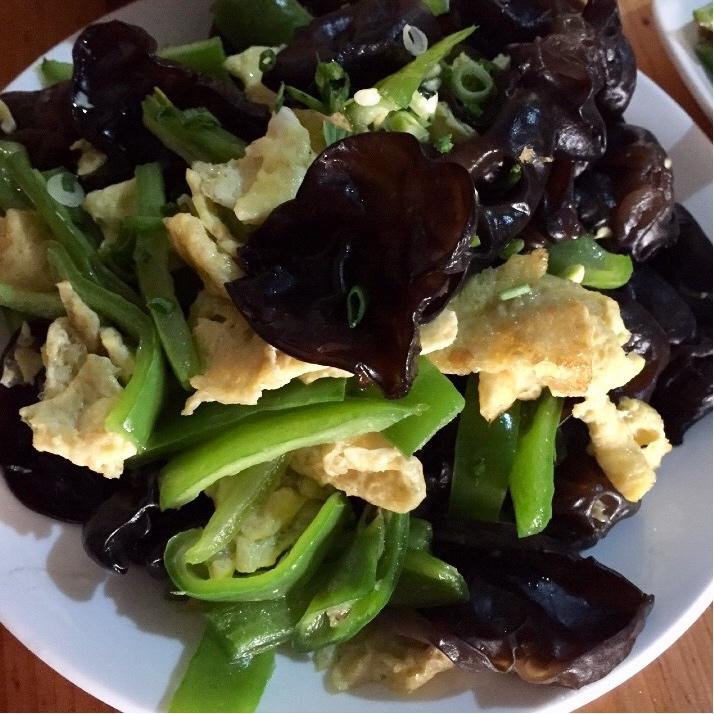 青椒鸡蛋炒木耳