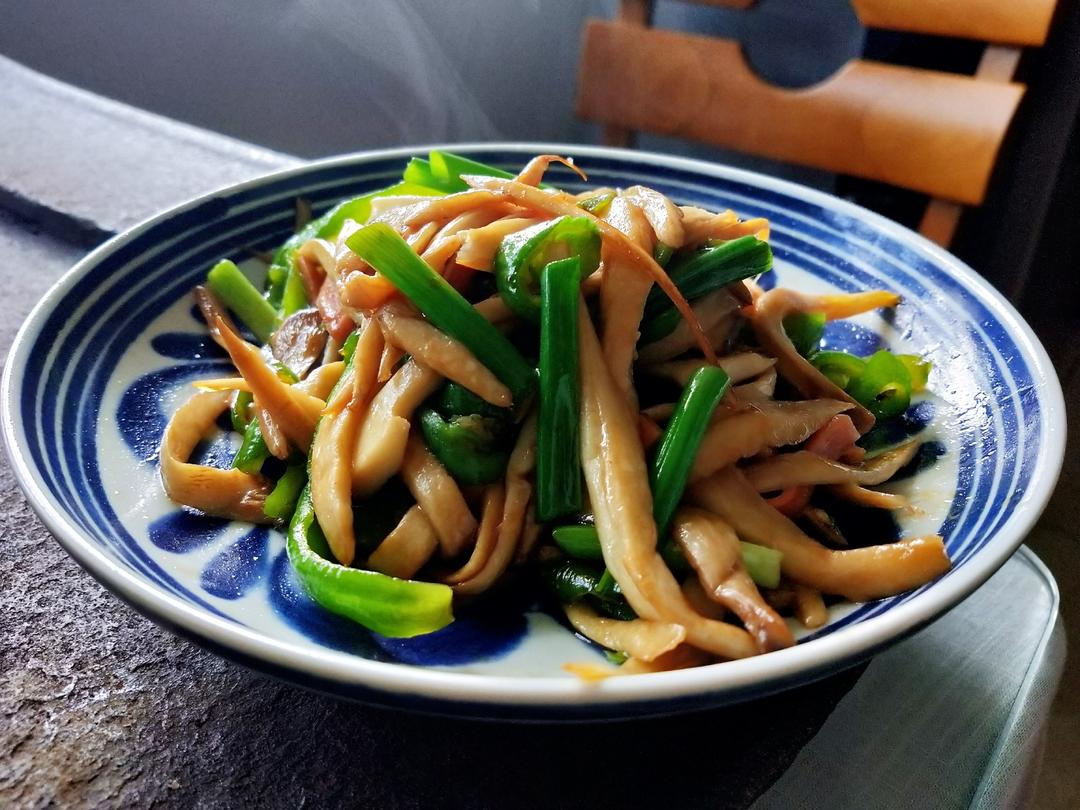 青椒炒手撕杏鲍菇的做法