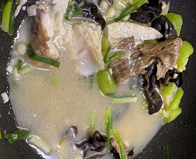 大鱼腩鸡头米木耳丝瓜汤的做法