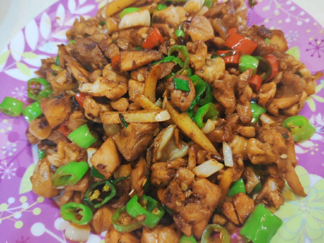 厨师长教你：“青椒炒鸡丁”的家常做法，开胃又下饭，味道很赞
