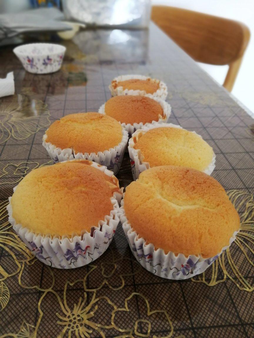 全蛋法打发原味海绵杯子蛋糕
