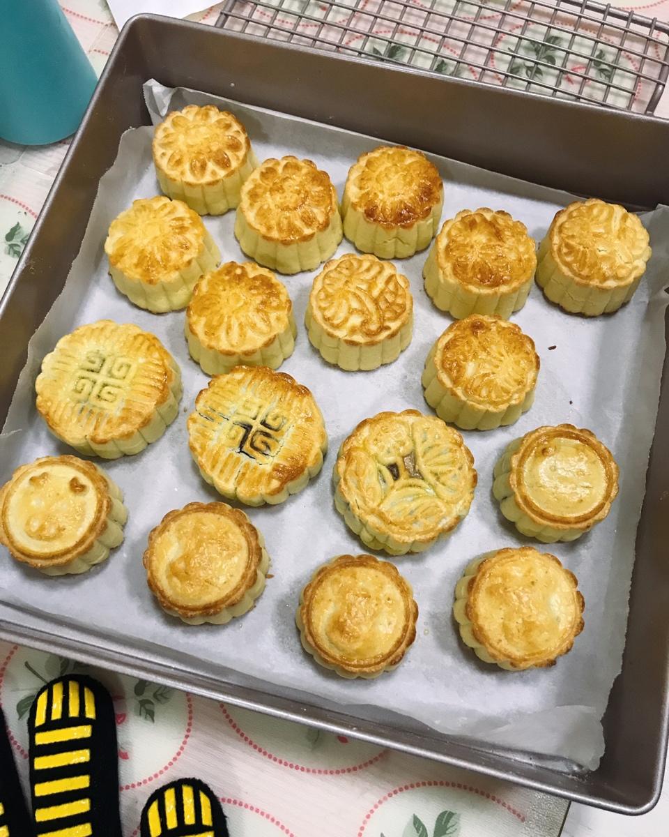 酥皮奶黄月饼