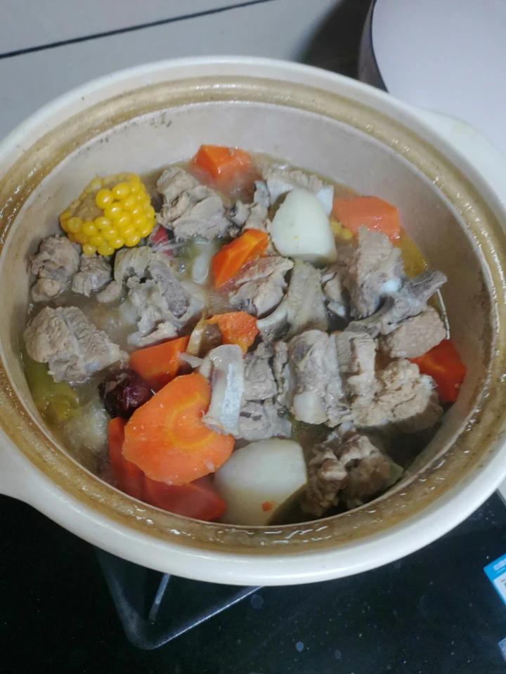 胡萝卜玉米排骨汤