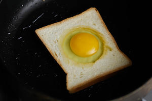 妈妈暖心早餐——太阳蛋吐司的做法 步骤3