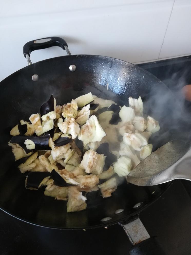 用料超简单的家常焖茄子的做法 步骤4