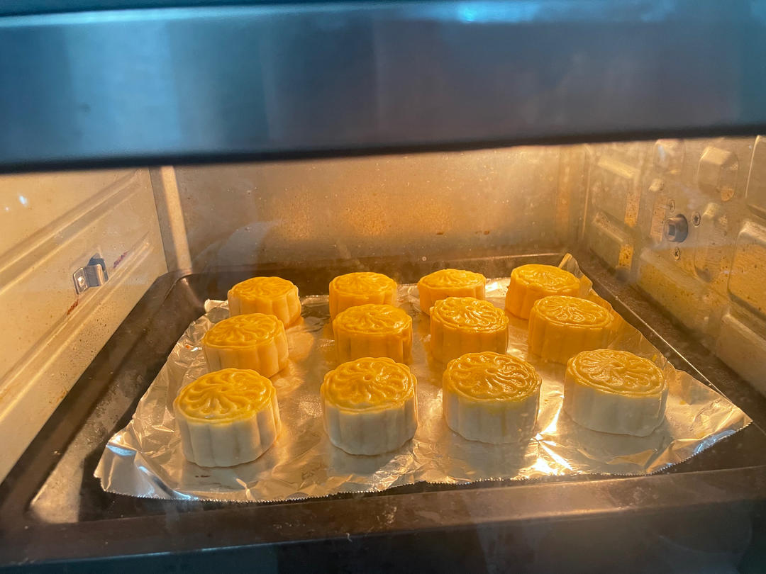 广式月饼－－蛋黄豆沙月饼