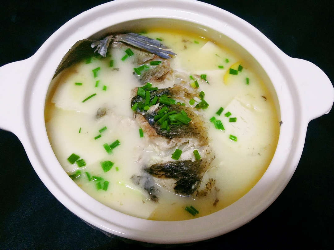 烧鱼时直接下锅煮是不正确的，学会这个做法烧出来的鱼味道鲜美汤汁浓稠还不腥的做法