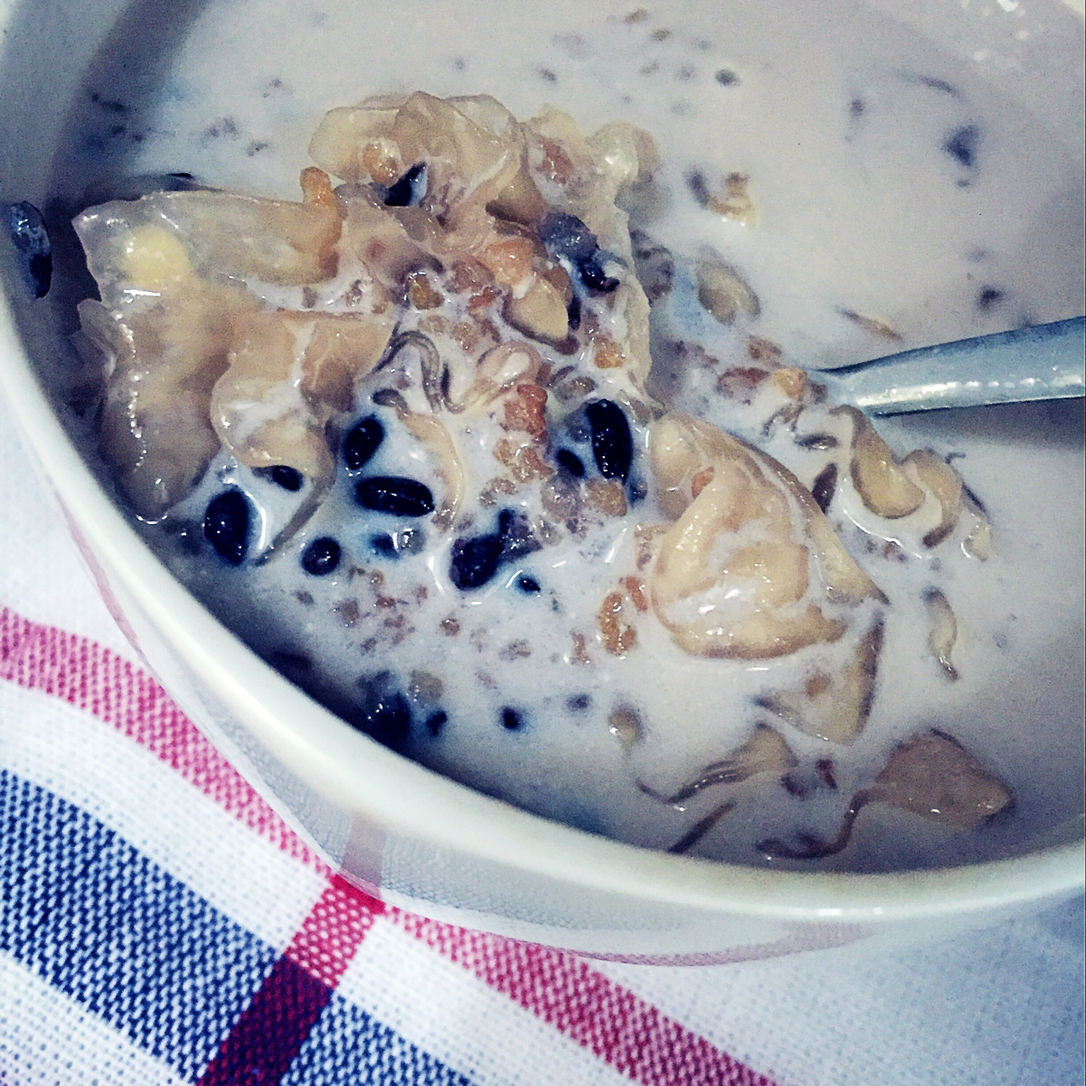 红枣红豆薏仁牛奶粥