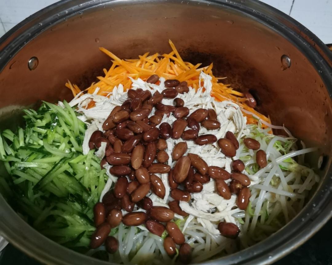 鸡丝凉面（内有惊喜内附辣椒油制作方法）的做法