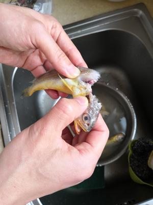 干炸小黄鱼（送花生米）的做法 步骤2