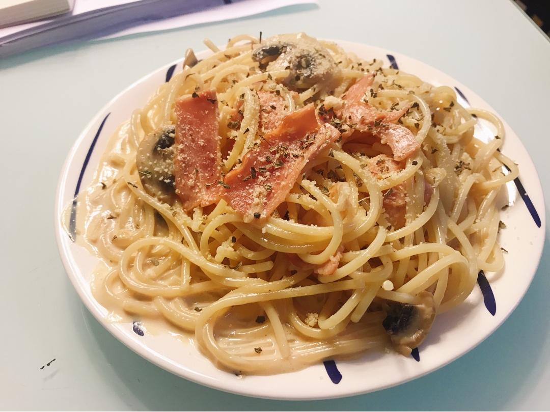 奶油蘑菇培根意面