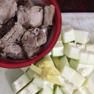青木瓜排骨汤的做法 步骤2