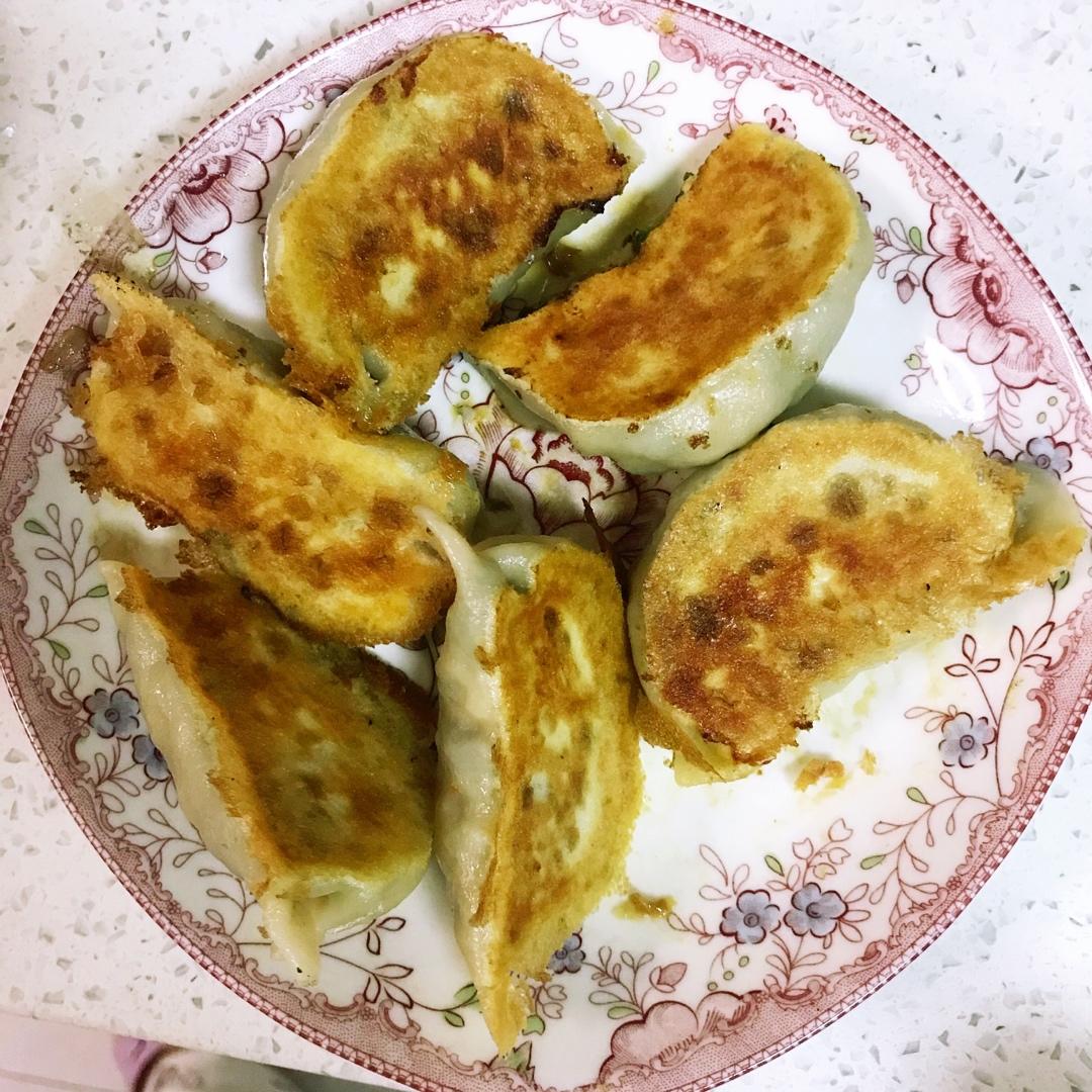 三鲜锅贴 Fried Dumplings