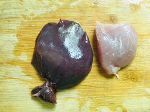 枸杞叶猪肝瘦肉汤的做法 步骤2