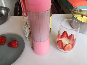 颜值超高的草莓🍓奶昔的做法 步骤5